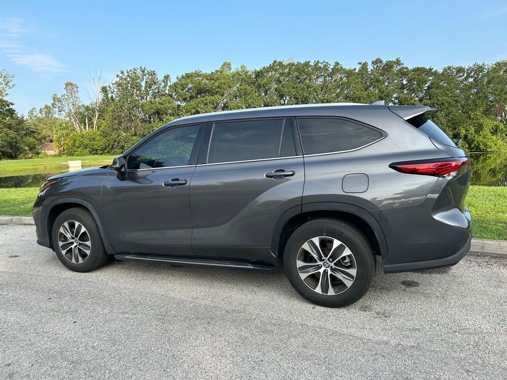 2022 Toyota Highlander XLE 3