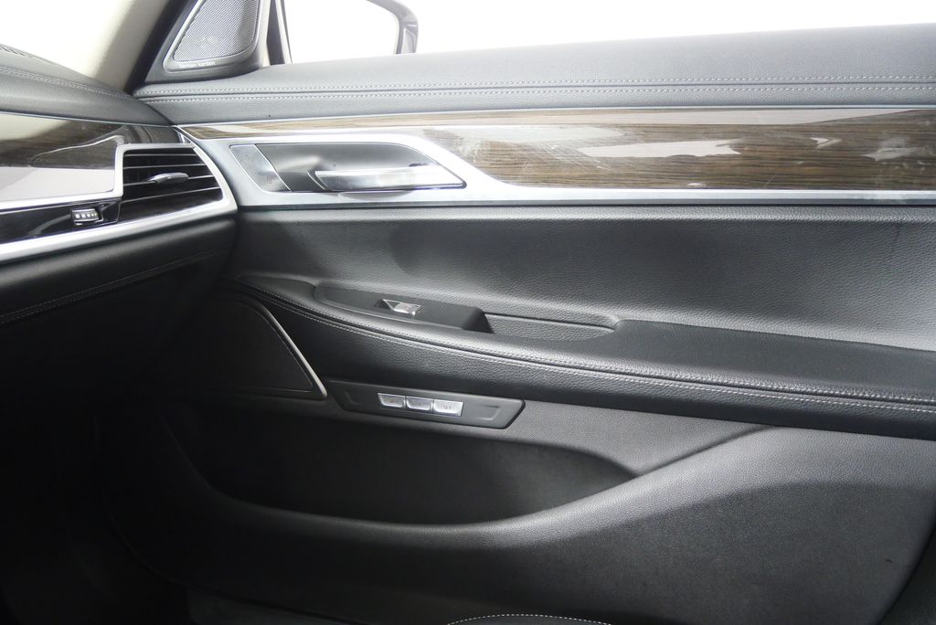 Thumbnail: 2017 BMW 7 Series - 26