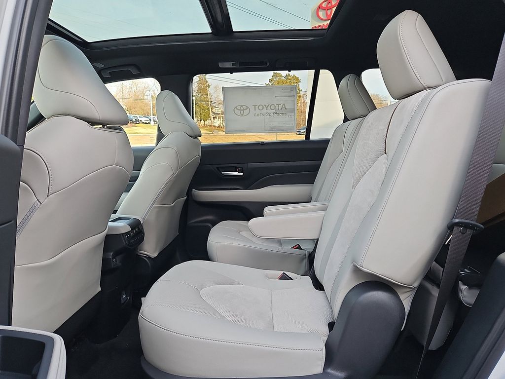 Thumbnail: 2026 Toyota Grand Highlander - 9