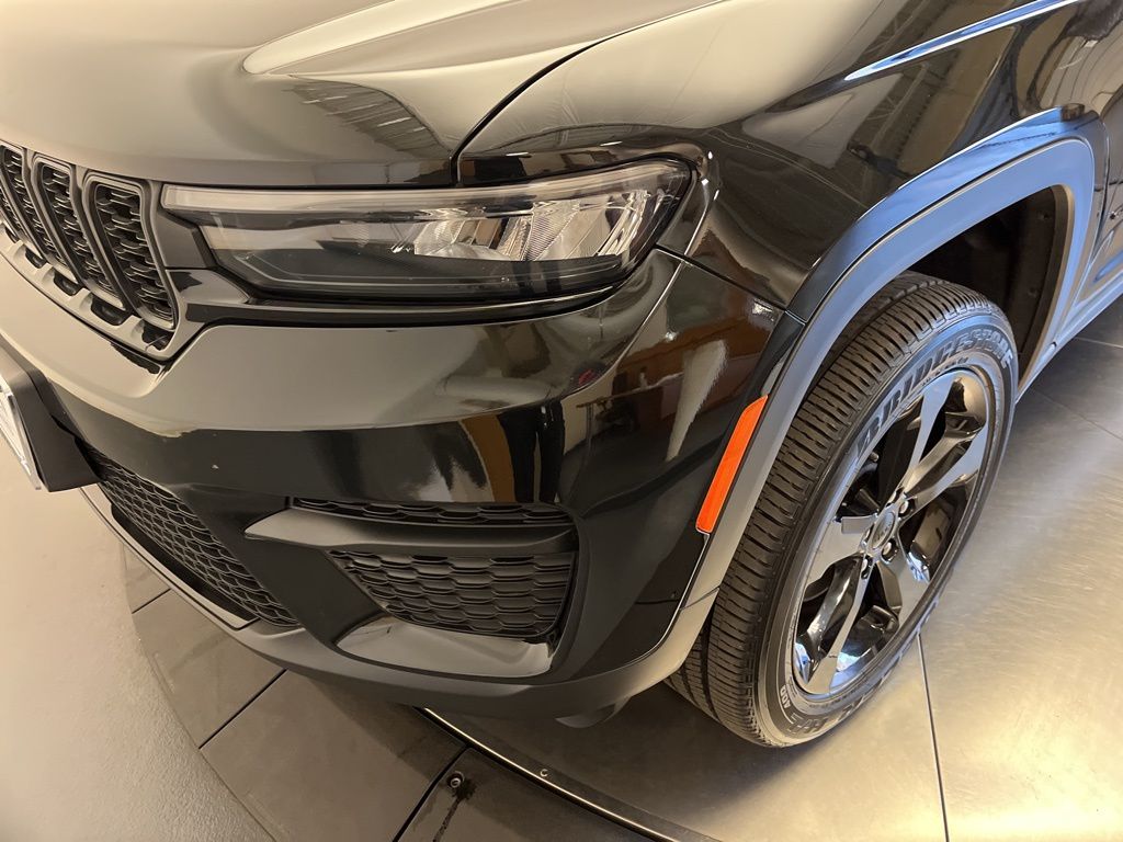 Thumbnail: 2022 Jeep Grand Cherokee - 9