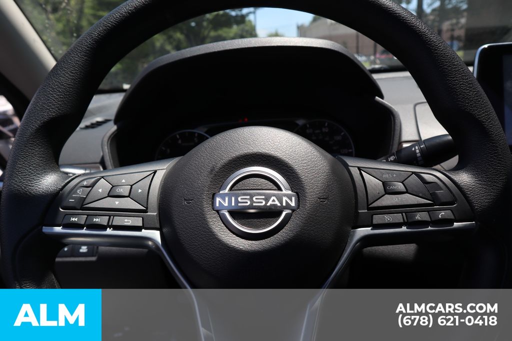 Used 2025 White Nissan 2.5 SV image 28