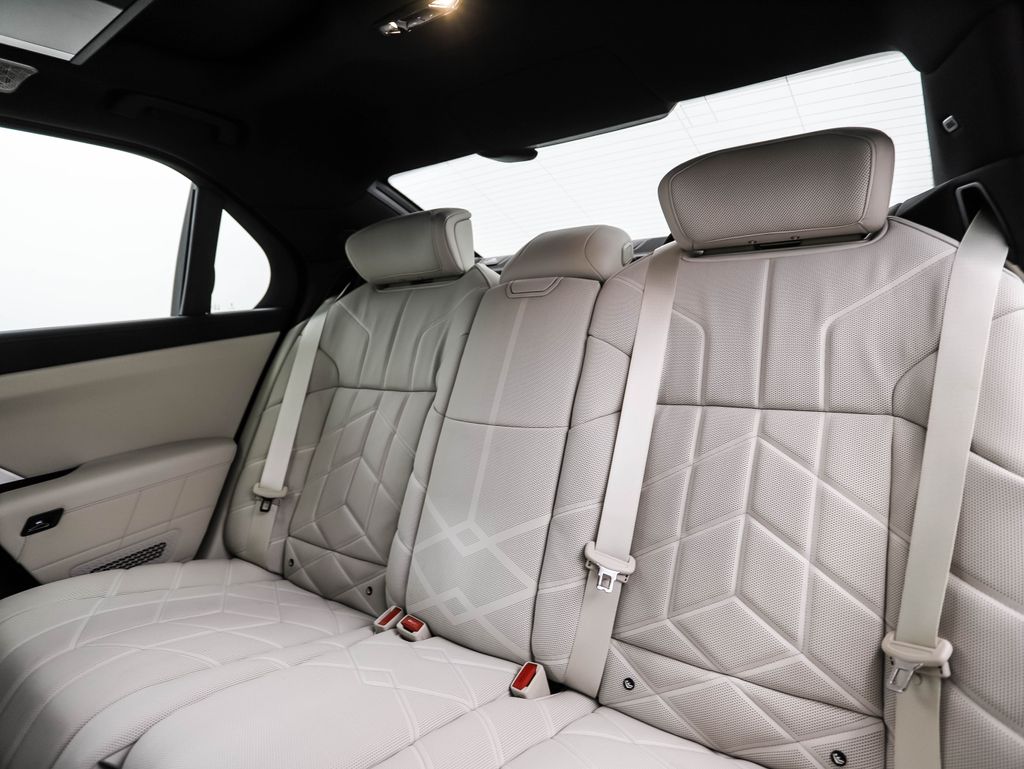 Thumbnail: 2026 BMW 7 Series - 24