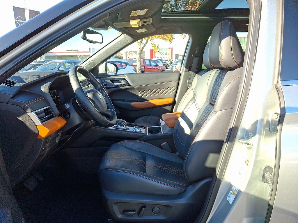 Thumbnail: 2022 Mitsubishi Outlander - 14