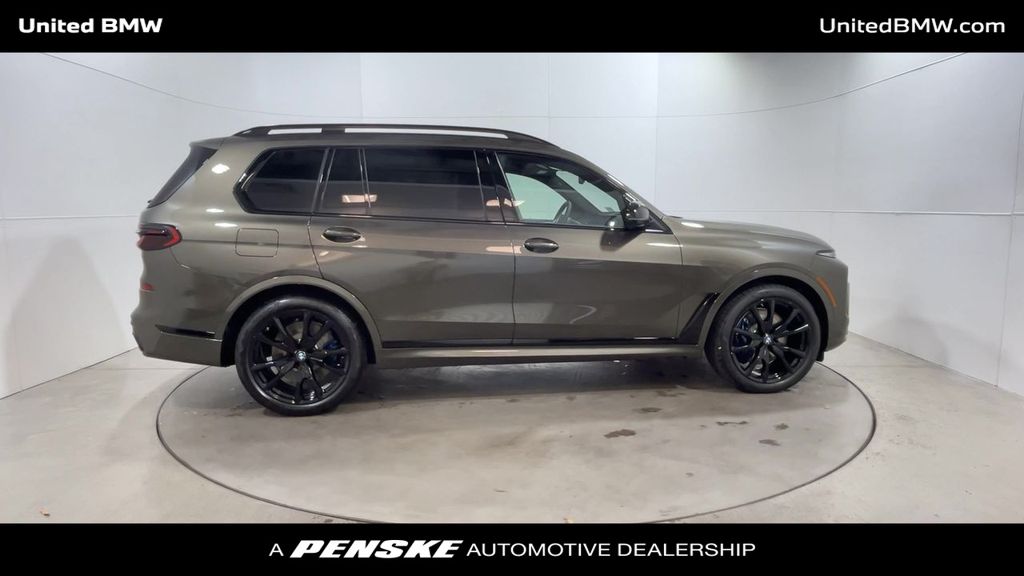 2025 BMW X7 M60i 9