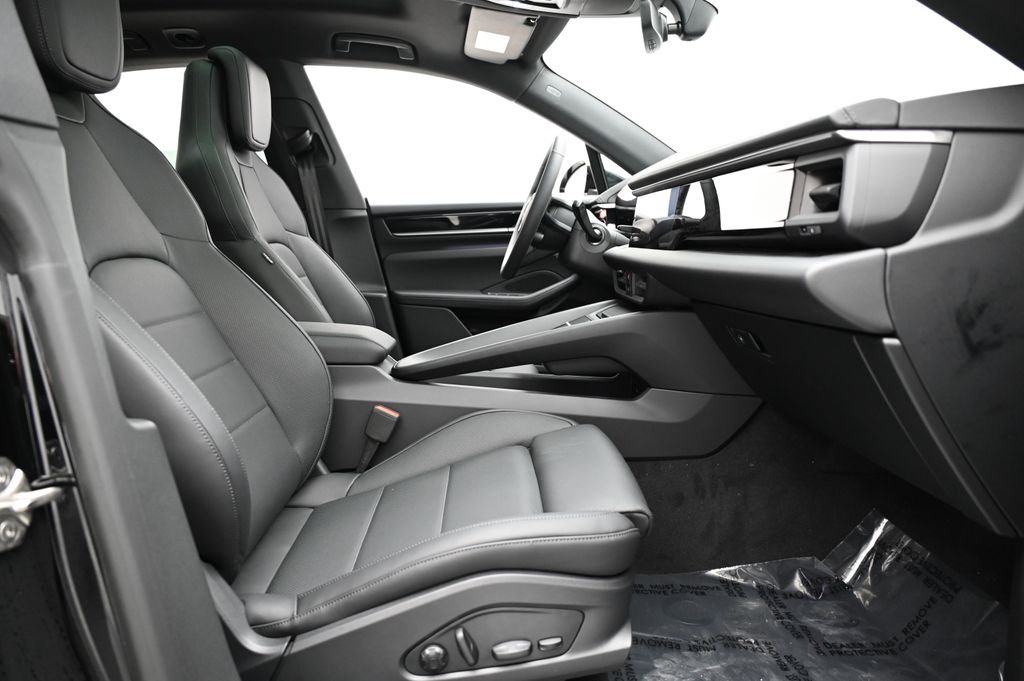 Thumbnail: 2025 Porsche Macan - 24