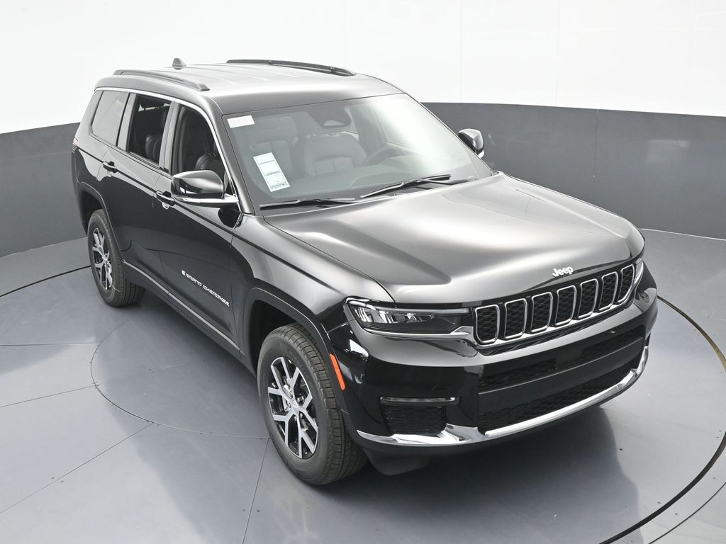 Used 2025 Diamond Black Crystal Pearlcoat Jeep Limited image 50