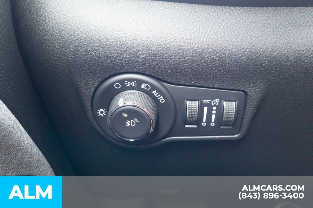 Used 2025 Red Jeep Latitude image 18