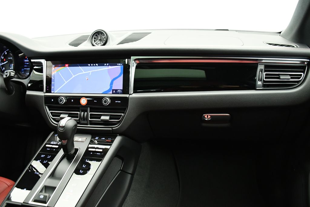 Thumbnail: 2025 Porsche Macan - 32