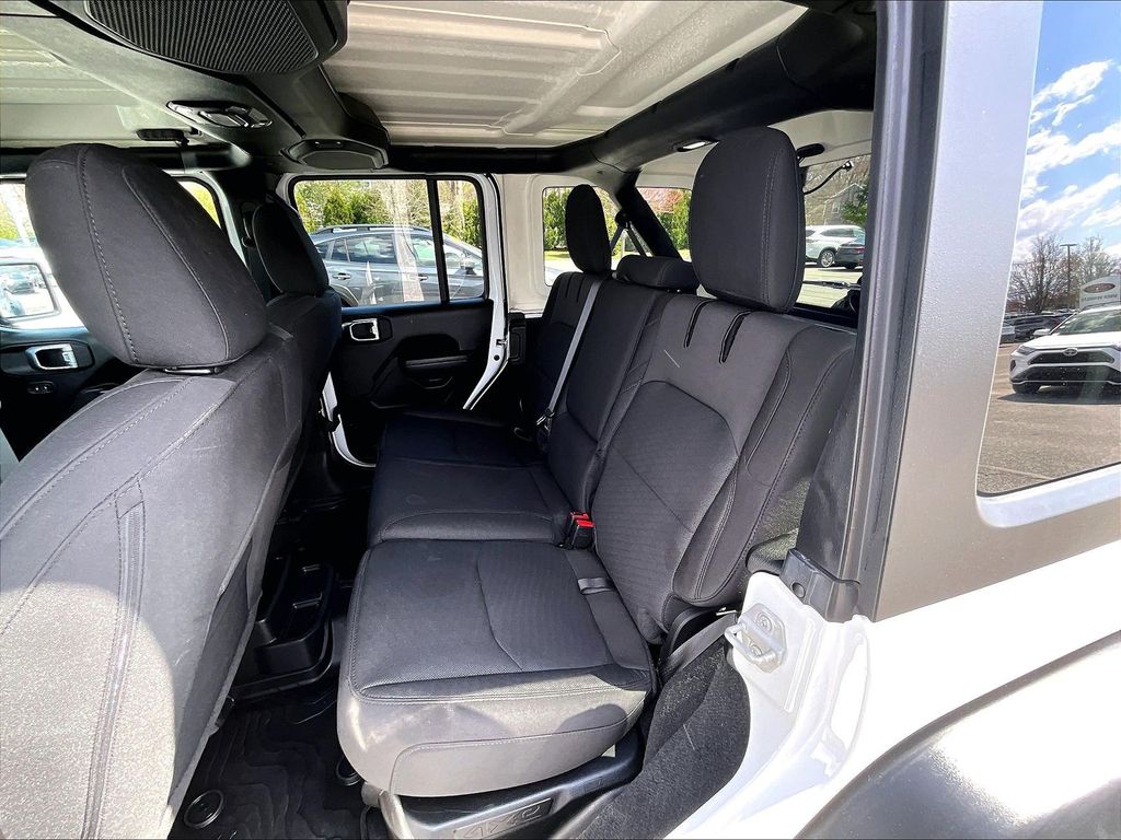 2023 Jeep Wrangler — photo 15