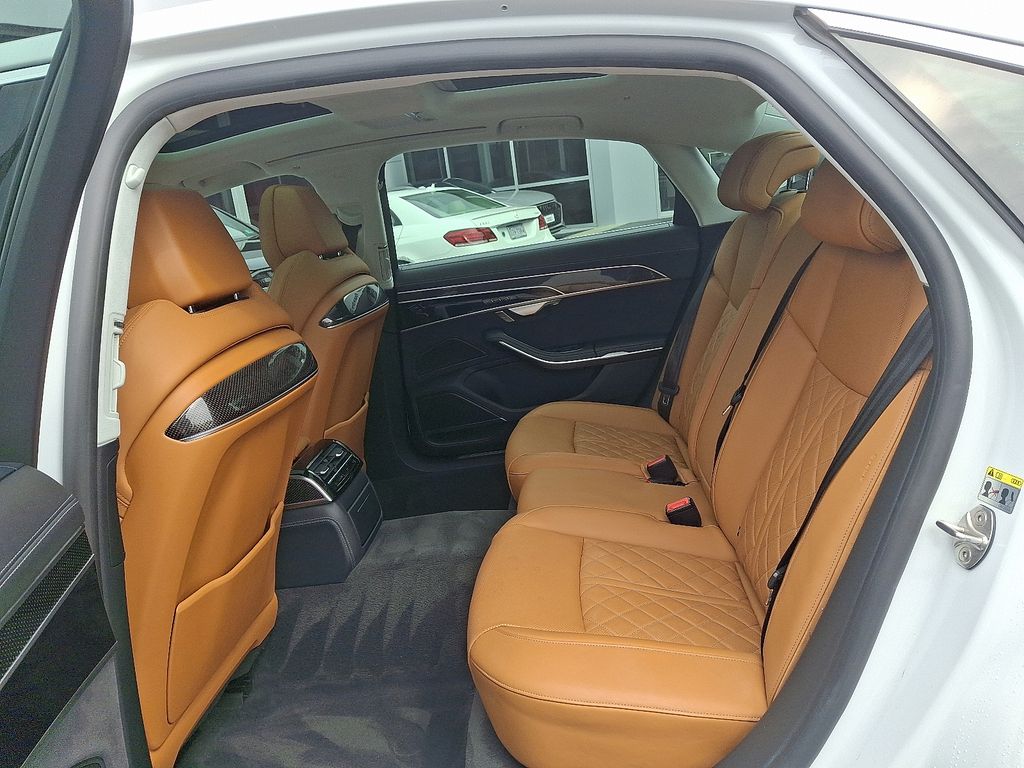 Thumbnail: 2022 Audi S8 - 10