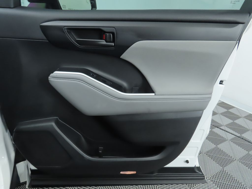 Thumbnail: 2023 Toyota Highlander - 24