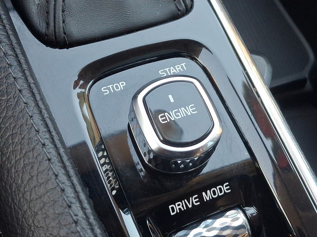 Thumbnail: 2016 Volvo XC90 - 25