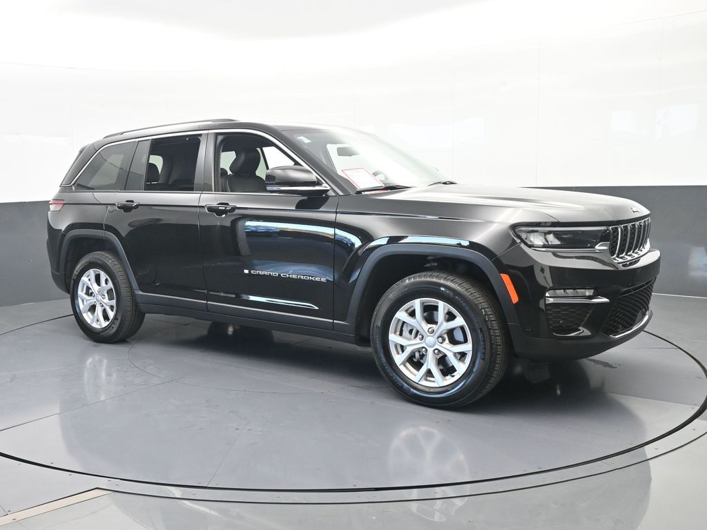 Used 2024 Diamond Black Crystal Pearlcoat Jeep Limited image 8