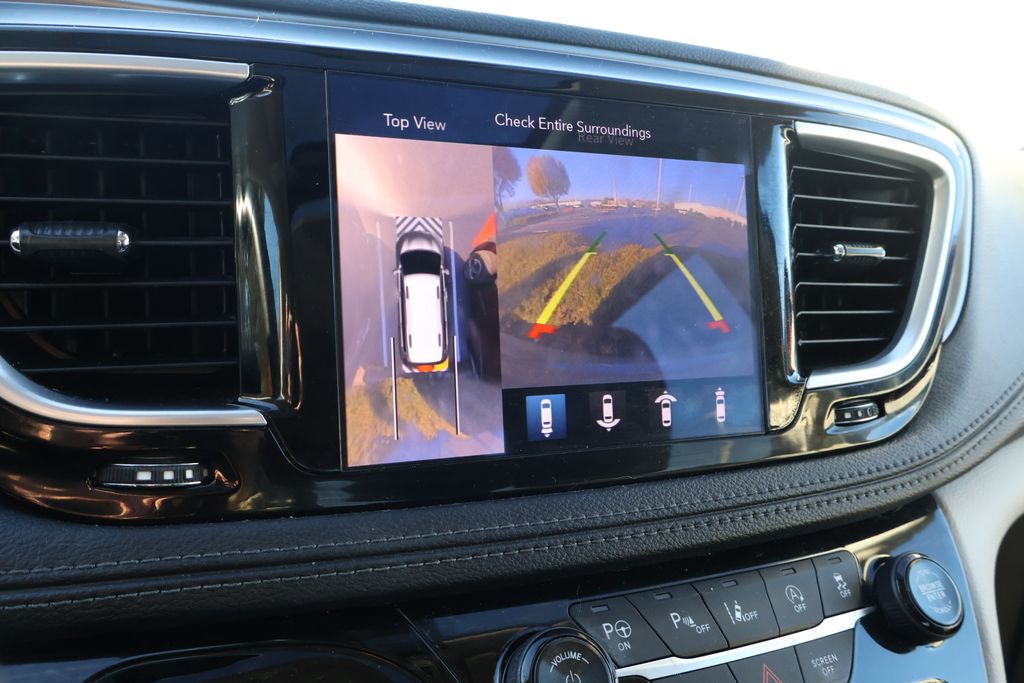 Thumbnail: 2018 Chrysler Pacifica - 25