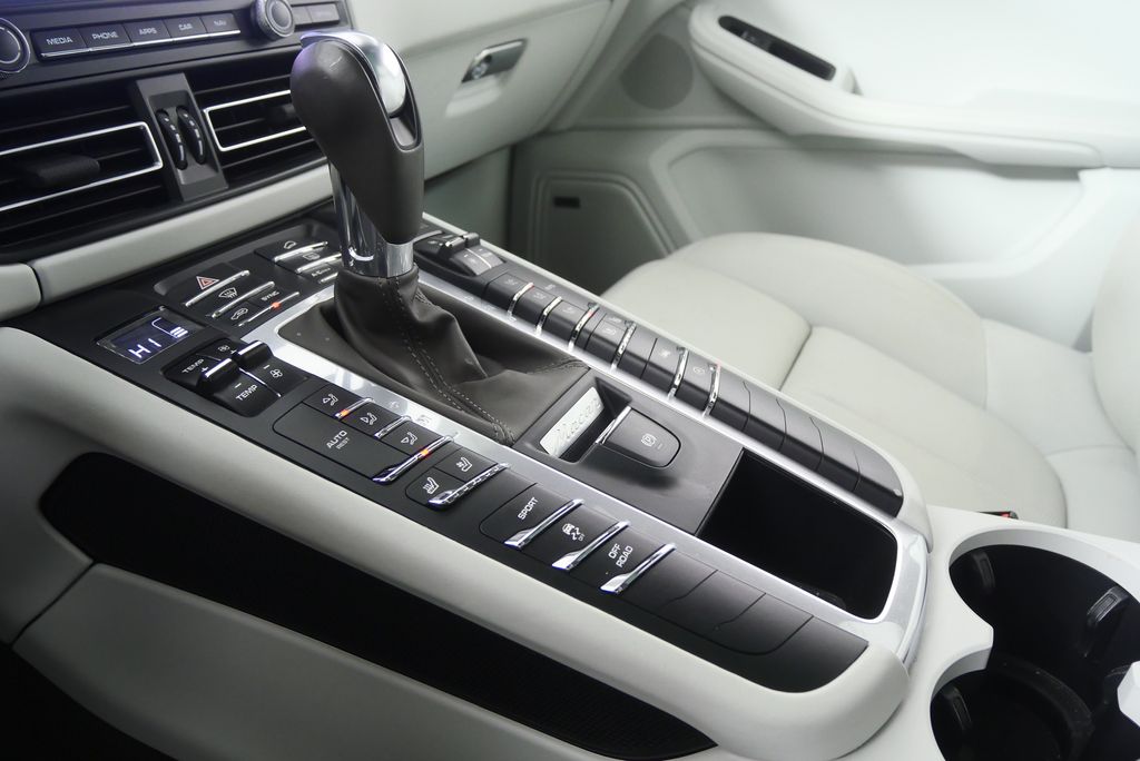 Thumbnail: 2021 Porsche Macan - 26