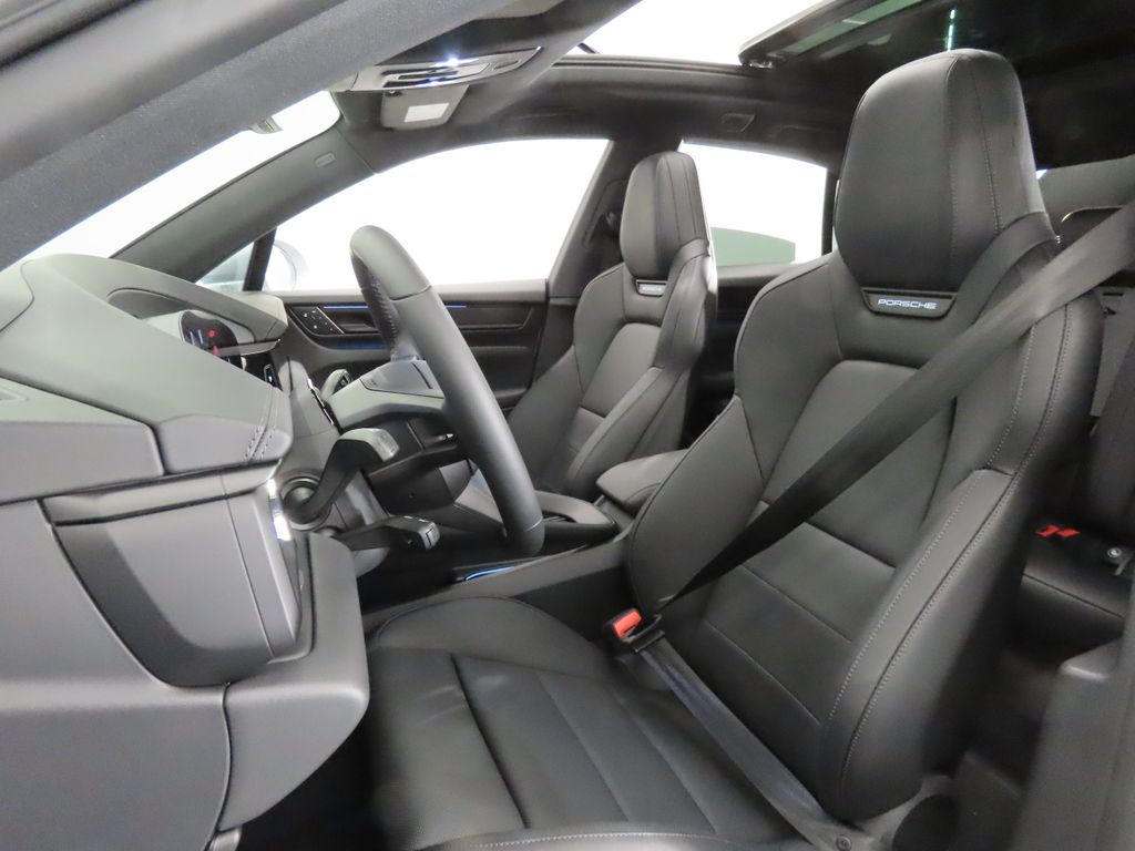Thumbnail: 2026 Porsche Macan - 5