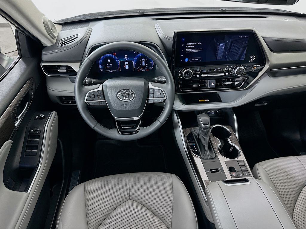 Thumbnail: 2023 Toyota Highlander - 22