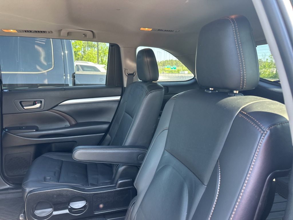 2019 Midnight Black Metallic Toyota Highlander XLE AWD SUV