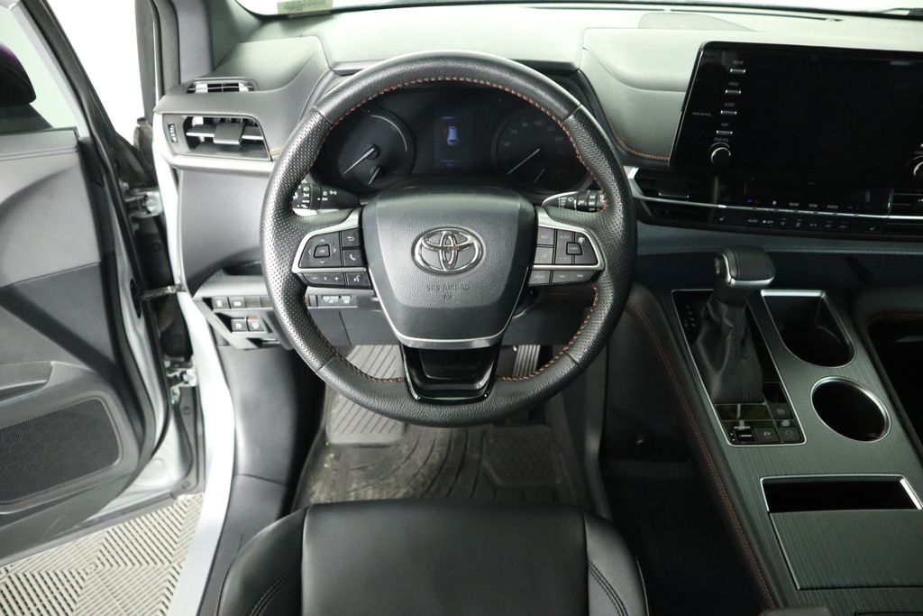 2022 Toyota Sienna XSE 10