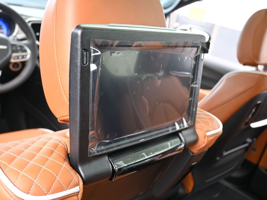 New 2026 Bright White Clearcoat Chrysler Pinnacle image 36