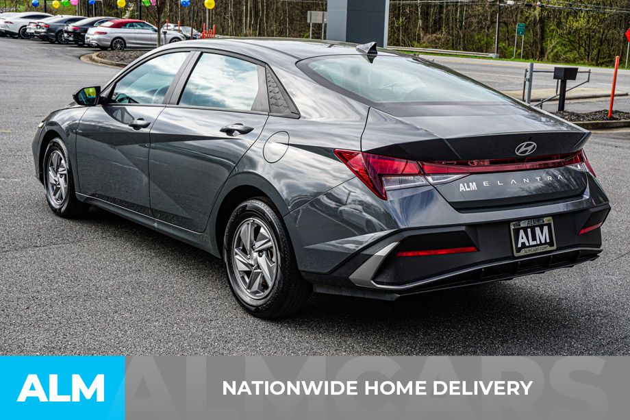 Used 2025 Gray Hyundai SE image 5