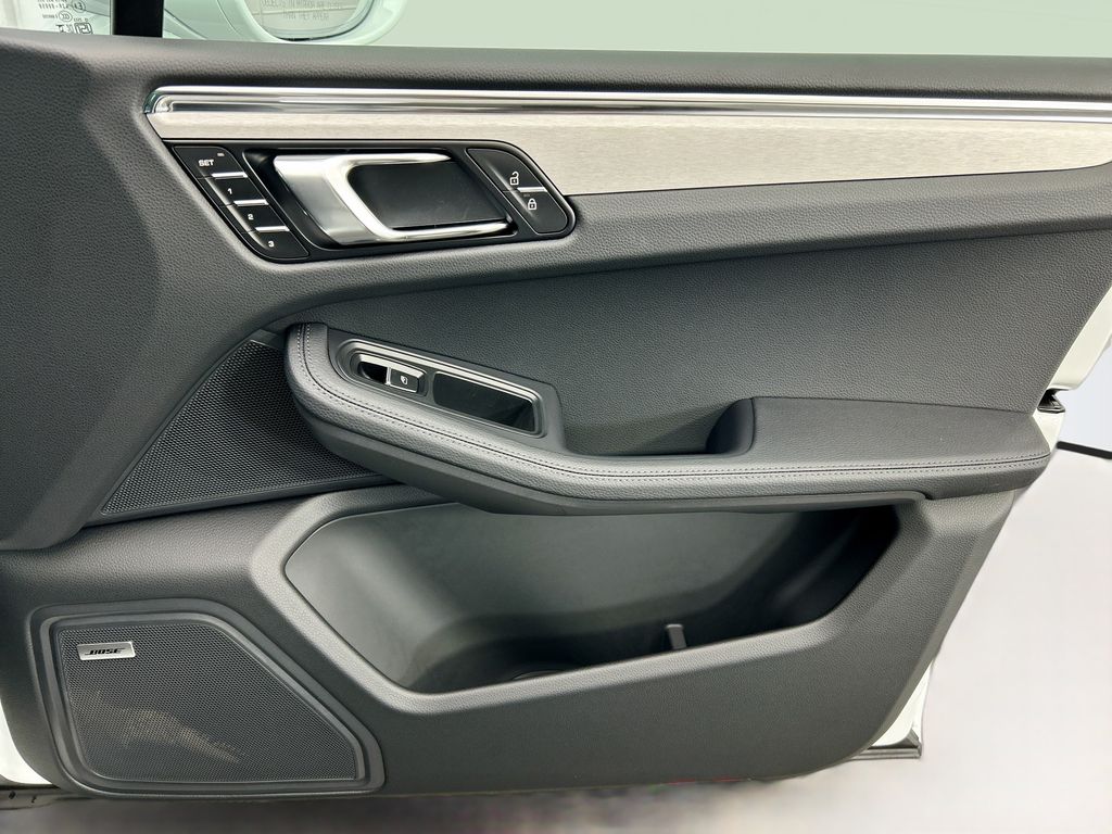 Thumbnail: 2026 Porsche Macan - 26