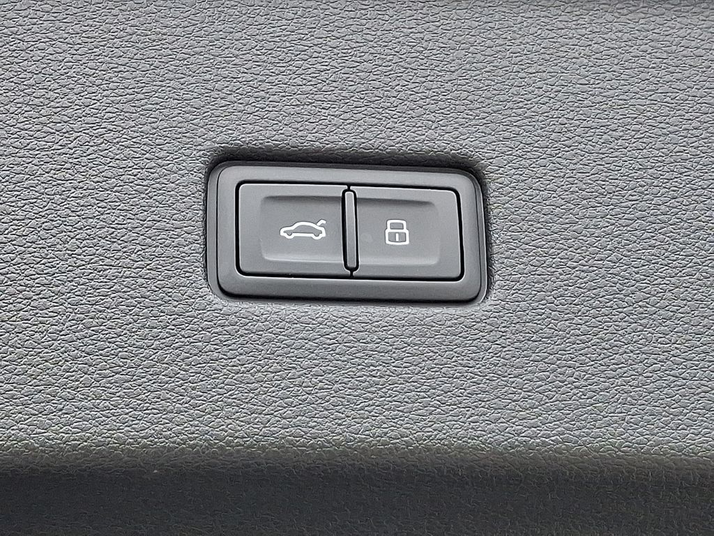 Thumbnail: 2022 Audi Q8 - 31