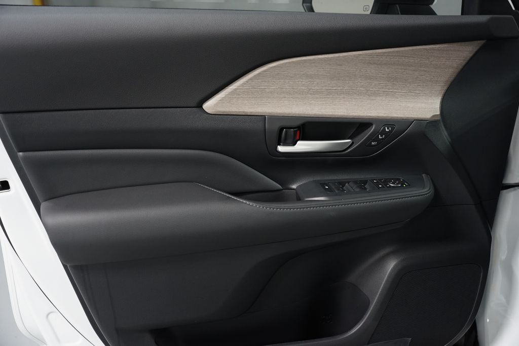 Thumbnail: 2026 Toyota Grand Highlander - 32