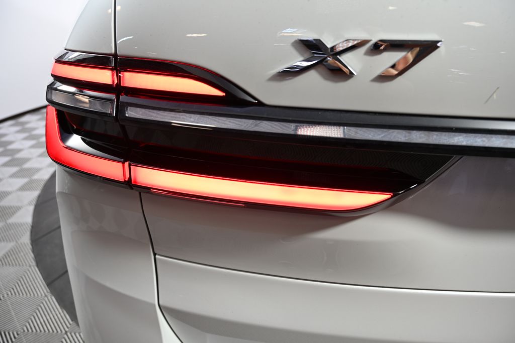 Thumbnail: 2026 BMW X7 - 11