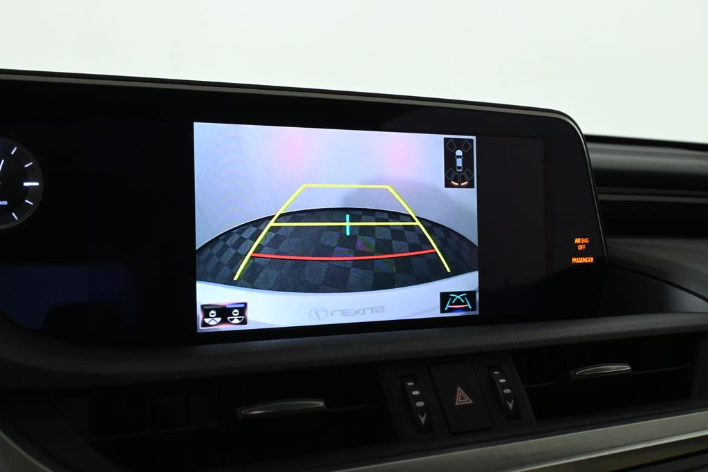 Thumbnail: 2021 Lexus ES - 26