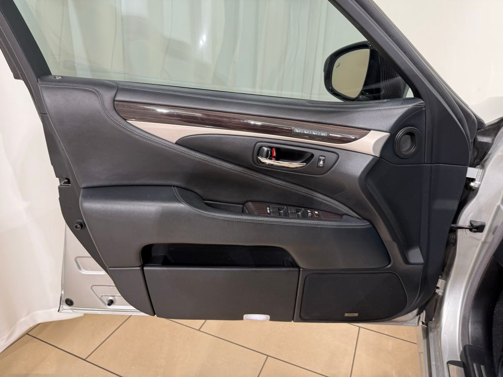 Thumbnail: 2014 Lexus LS - 14