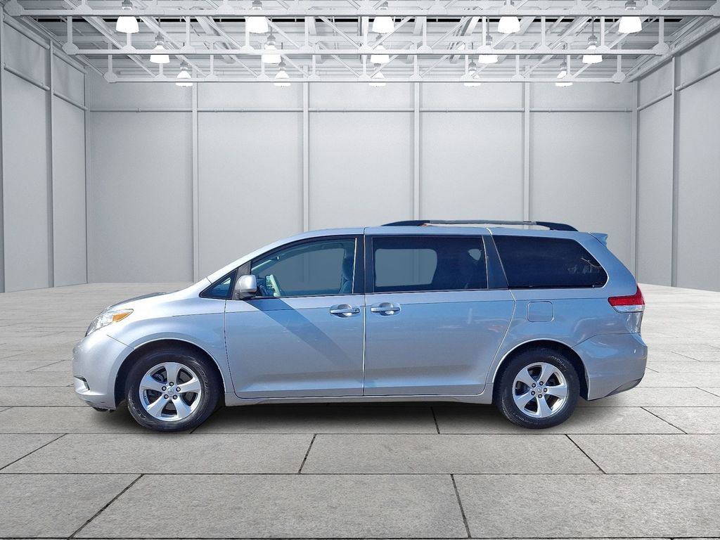 Thumbnail: 2014 Toyota Sienna - 7