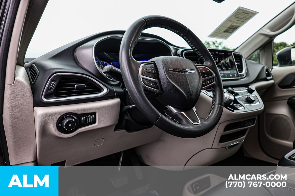 Used 2023 Black Chrysler Touring L image 29