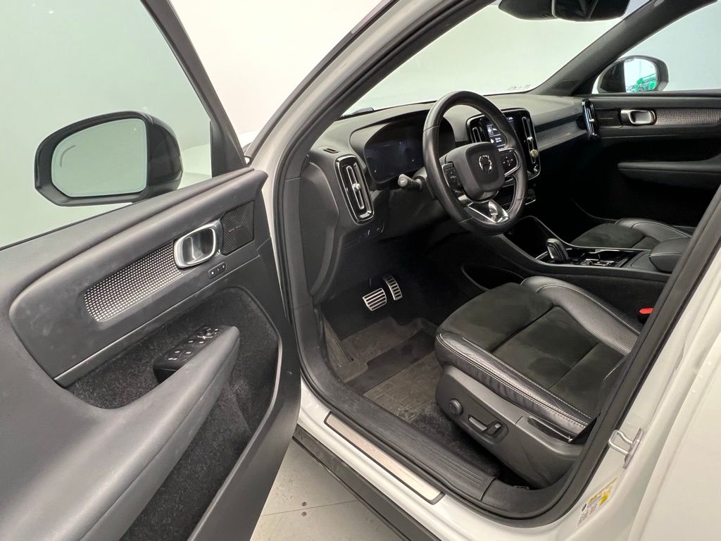 Thumbnail: 2021 Volvo XC40 - 21