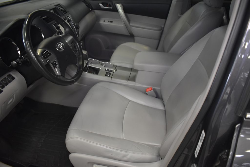 2013 Toyota Highlander Plus 25