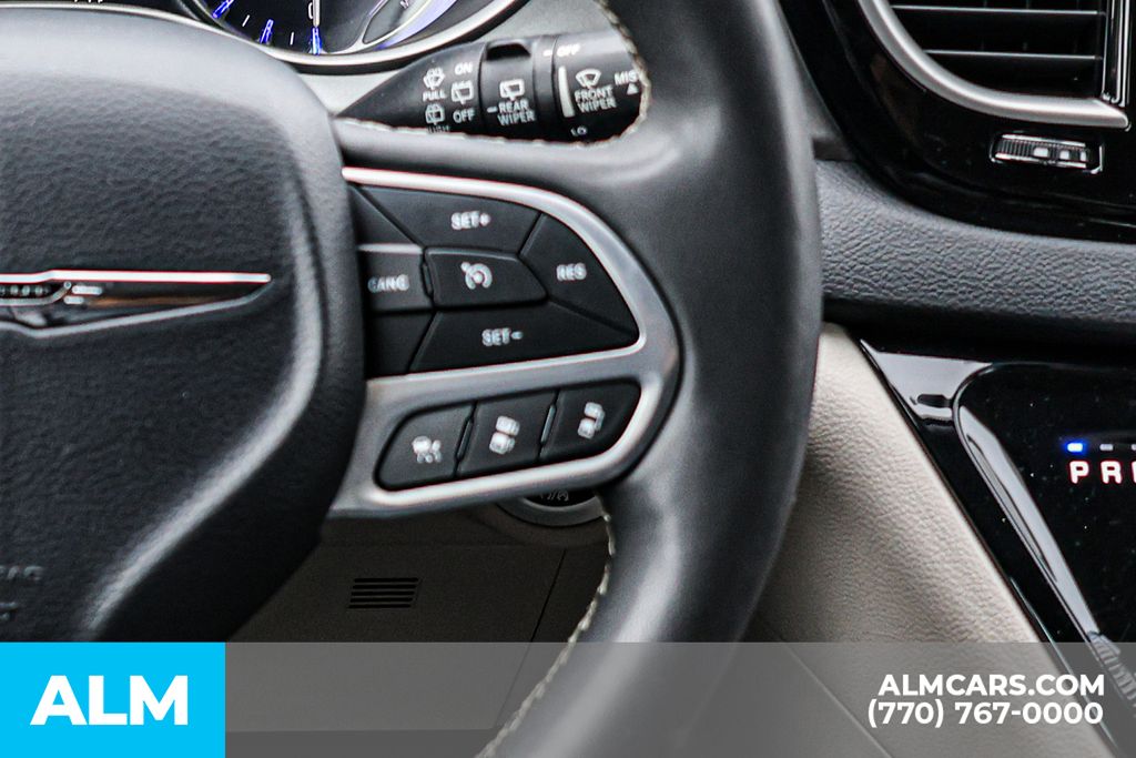 Used 2023 Black Chrysler Touring L image 37