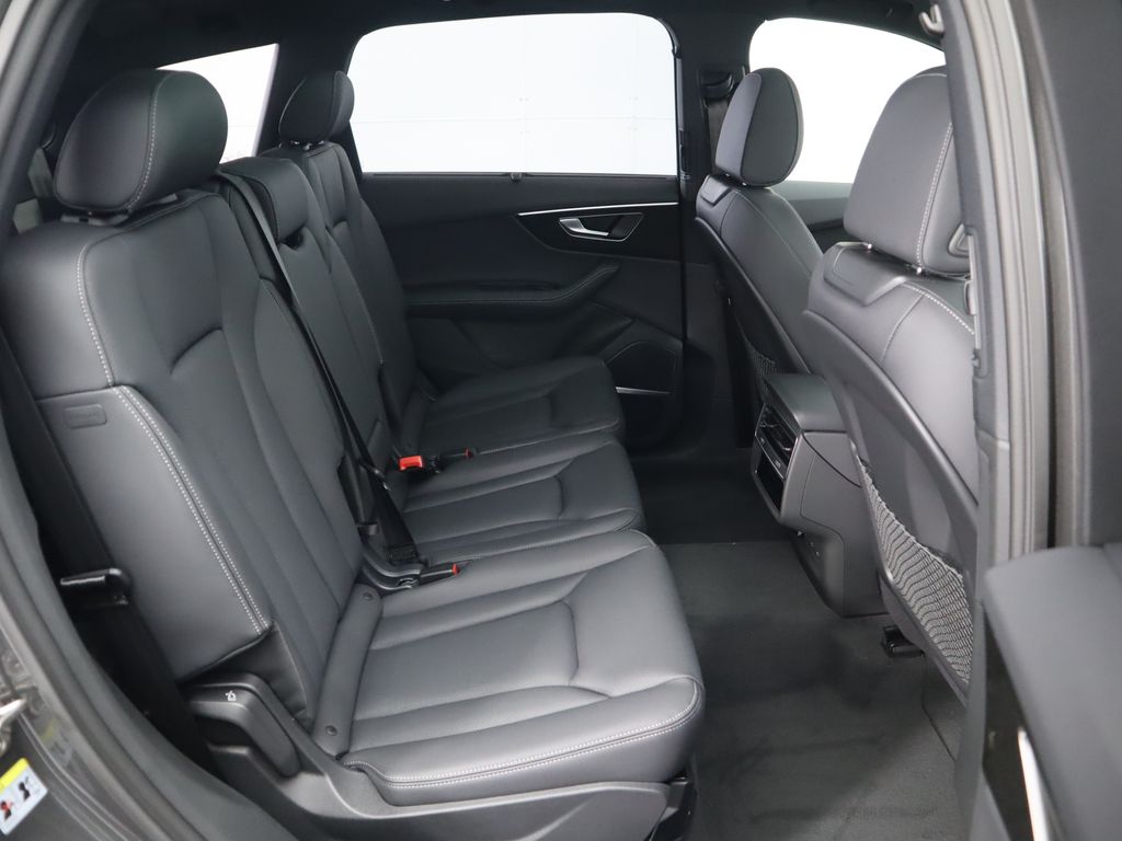 2025 Audi Q7  24