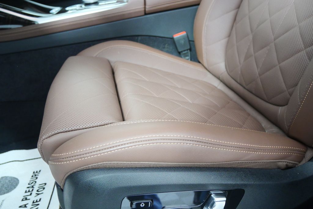 Thumbnail: 2026 BMW X7 - 10