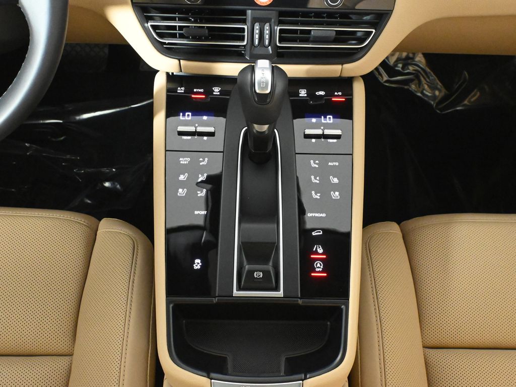 Thumbnail: 2025 Porsche Macan - 24