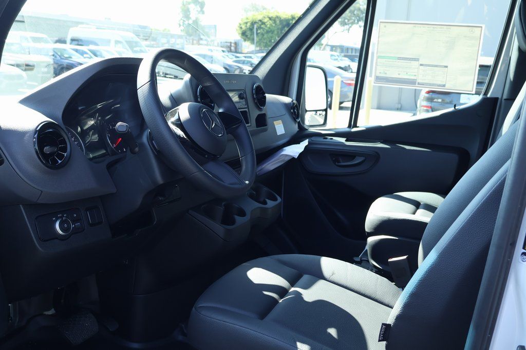 Thumbnail: 2025 Mercedes-Benz Sprinter - 3