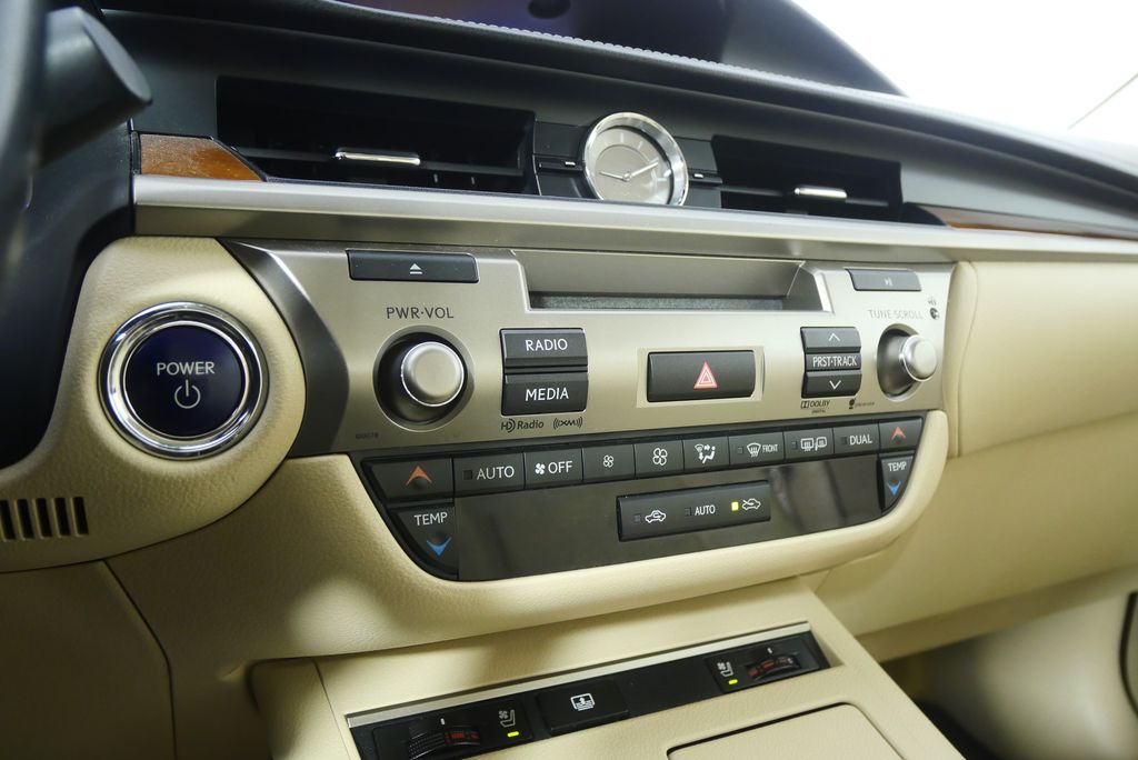 Thumbnail: 2013 Lexus ES - 20