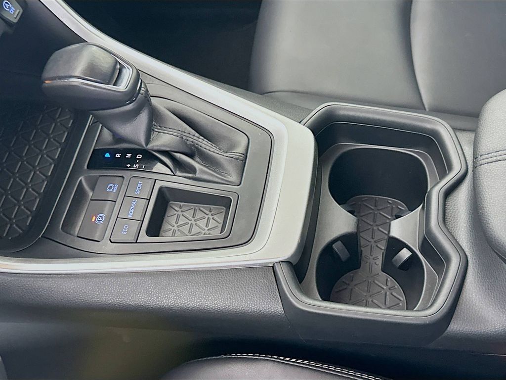 Thumbnail: 2020 Toyota RAV4 - 16