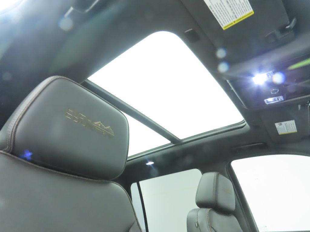 2023 Chevrolet Suburban High Country 18