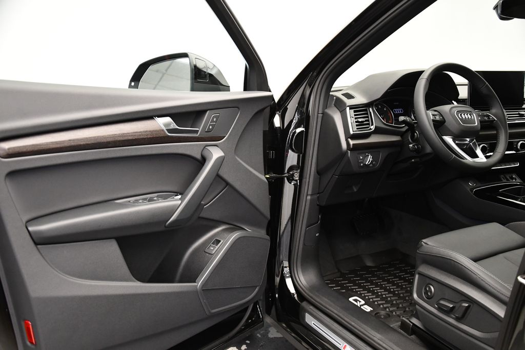 Thumbnail: 2025 Audi Q5 - 32