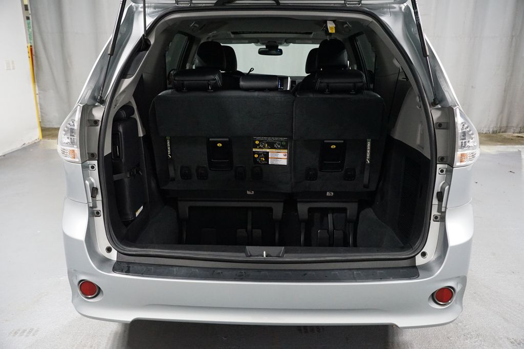 Thumbnail: 2020 Toyota Sienna - 32