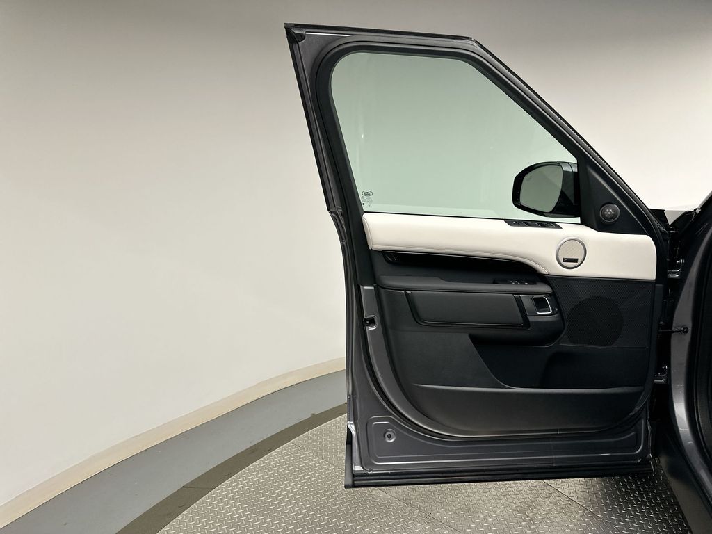 Thumbnail: 2025 Land Rover Discovery - 6