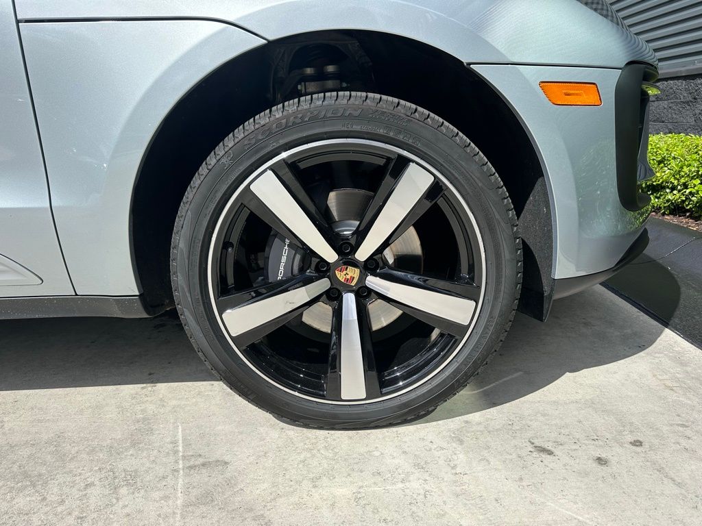 Thumbnail: 2026 Porsche Macan - 15