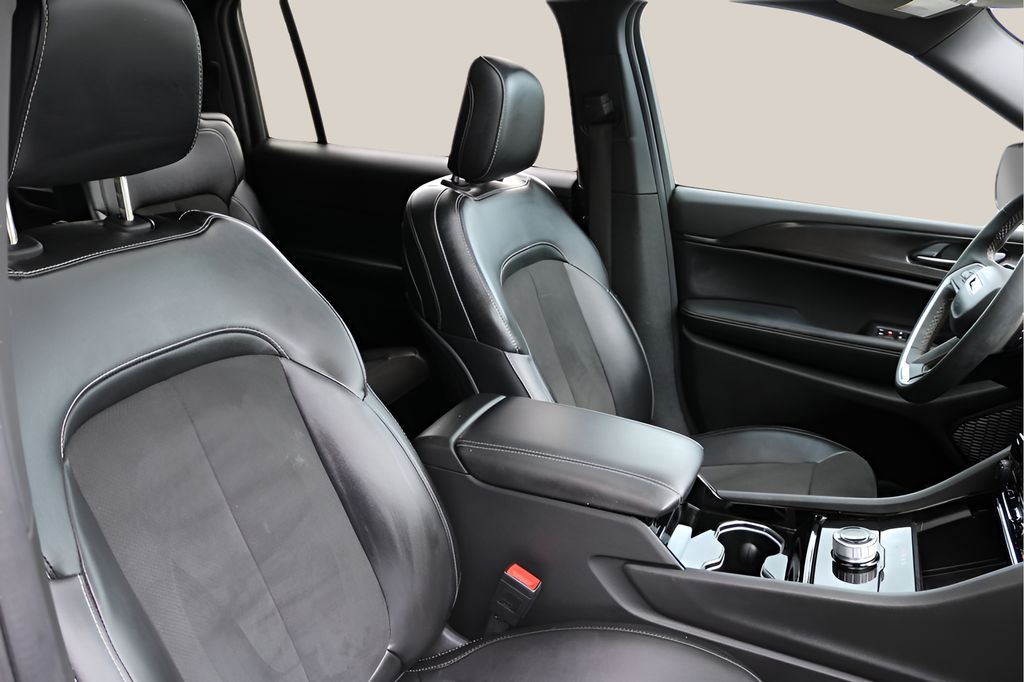 Used Car 2023 Jeep Grand Cherokee L  Altitude For Sale Under $40,000 In Austin, Texas