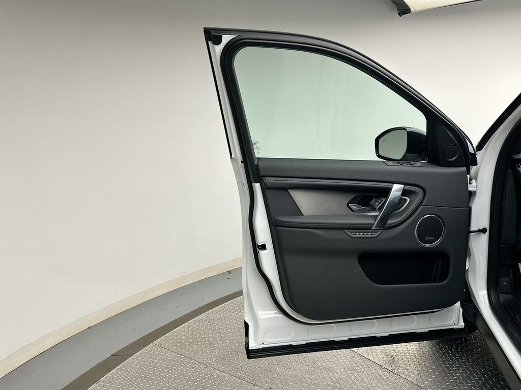 Thumbnail: 2025 Land Rover Discovery Sport - 7