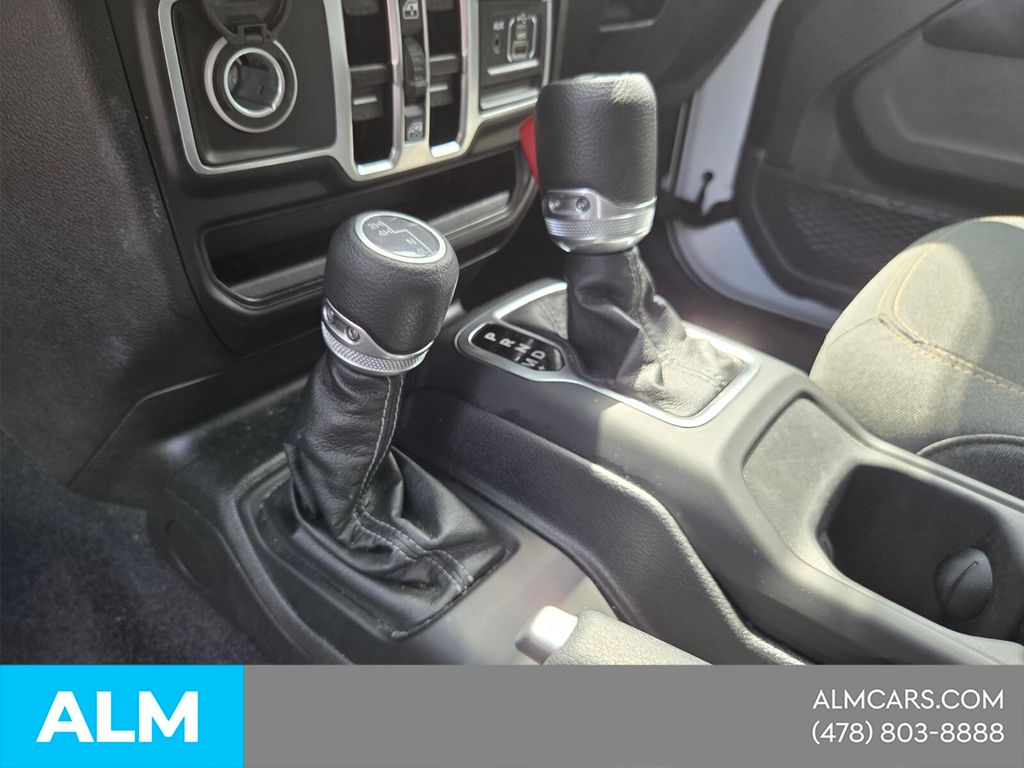 Used 2025 White Jeep Sahara image 29